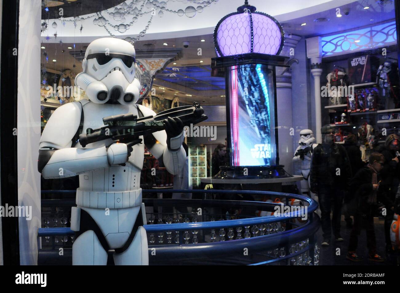 La marchandise Star Wars est exposée au Disney Store sur les champs-Élysées à Paris, en France, le 16 décembre 2015, avant la première du dernier film Star Wars: The Force Awakens de la franchise. Photo d'Alain Apaydin/ABACAPRESS.COM Banque D'Images