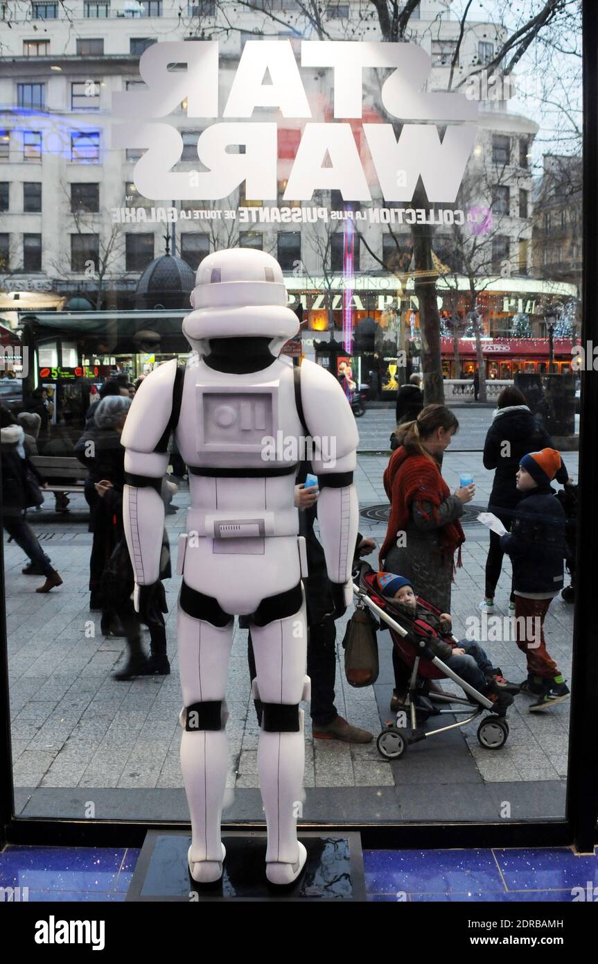 La marchandise Star Wars est exposée au Disney Store sur les champs-Élysées à Paris, en France, le 16 décembre 2015, avant la première du dernier film Star Wars: The Force Awakens de la franchise. Photo d'Alain Apaydin/ABACAPRESS.COM Banque D'Images