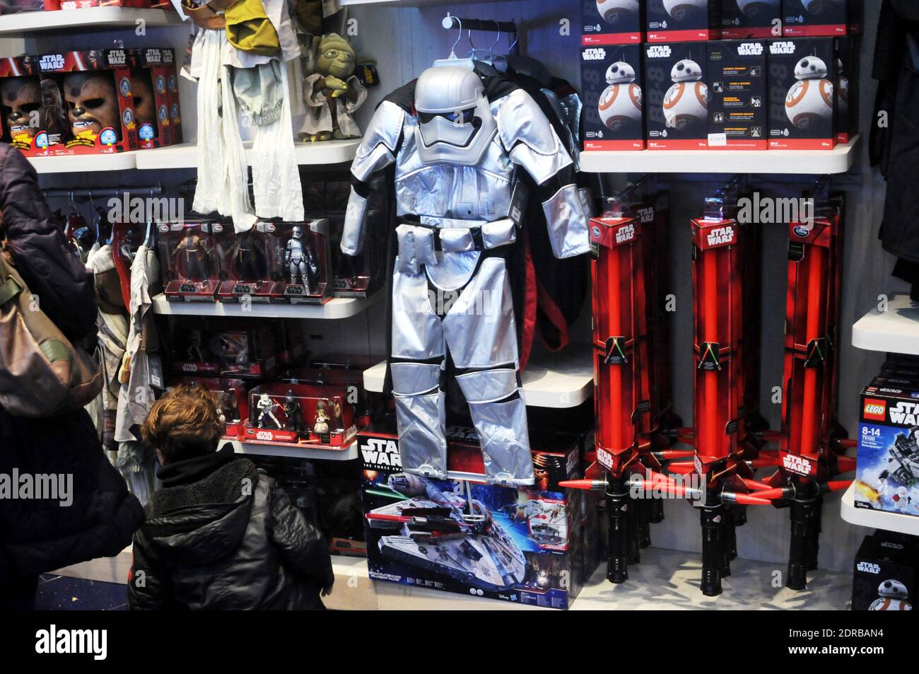 La marchandise Star Wars est exposée au Disney Store sur les champs-Élysées à Paris, en France, le 16 décembre 2015, avant la première du dernier film Star Wars: The Force Awakens de la franchise. Photo d'Alain Apaydin/ABACAPRESS.COM Banque D'Images