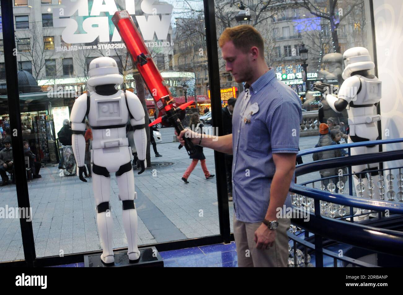 La marchandise Star Wars est exposée au Disney Store sur les champs-Élysées à Paris, en France, le 16 décembre 2015, avant la première du dernier film Star Wars: The Force Awakens de la franchise. Photo d'Alain Apaydin/ABACAPRESS.COM Banque D'Images