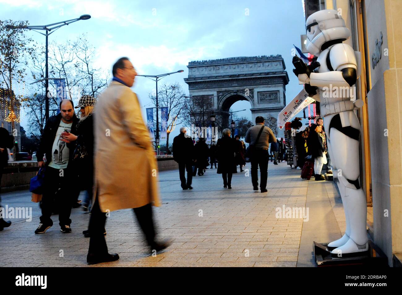 Storm Troopers patrouillent et prennent des selfies avec des passants sur les champs-Elysées à Paris, France, le 16 décembre 2015, pour promouvoir le dernier film Star Wars: The Force Awakens de la franchise. Photo d'Alain Apaydin/ABACAPRESS.COM Banque D'Images