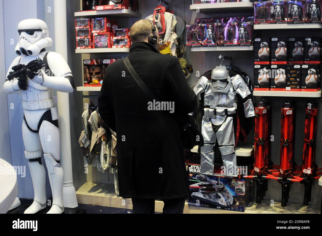 La marchandise Star Wars est exposée au Disney Store sur les champs-Élysées à Paris, en France, le 16 décembre 2015, avant la première du dernier film Star Wars: The Force Awakens de la franchise. Photo d'Alain Apaydin/ABACAPRESS.COM Banque D'Images