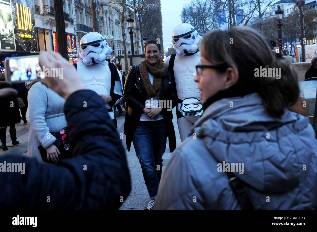 Storm Troopers patrouillent et prennent des selfies avec des passants sur les champs-Elysées à Paris, France, le 16 décembre 2015, pour promouvoir le dernier film Star Wars: The Force Awakens de la franchise. Photo d'Alain Apaydin/ABACAPRESS.COM Banque D'Images