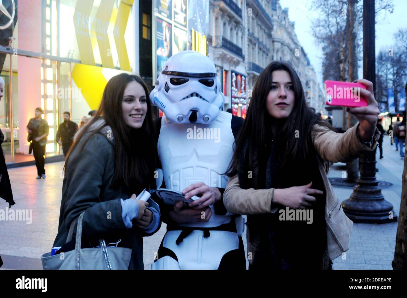Storm Troopers patrouillent et prennent des selfies avec des passants sur les champs-Elysées à Paris, France, le 16 décembre 2015, pour promouvoir le dernier film Star Wars: The Force Awakens de la franchise. Photo d'Alain Apaydin/ABACAPRESS.COM Banque D'Images