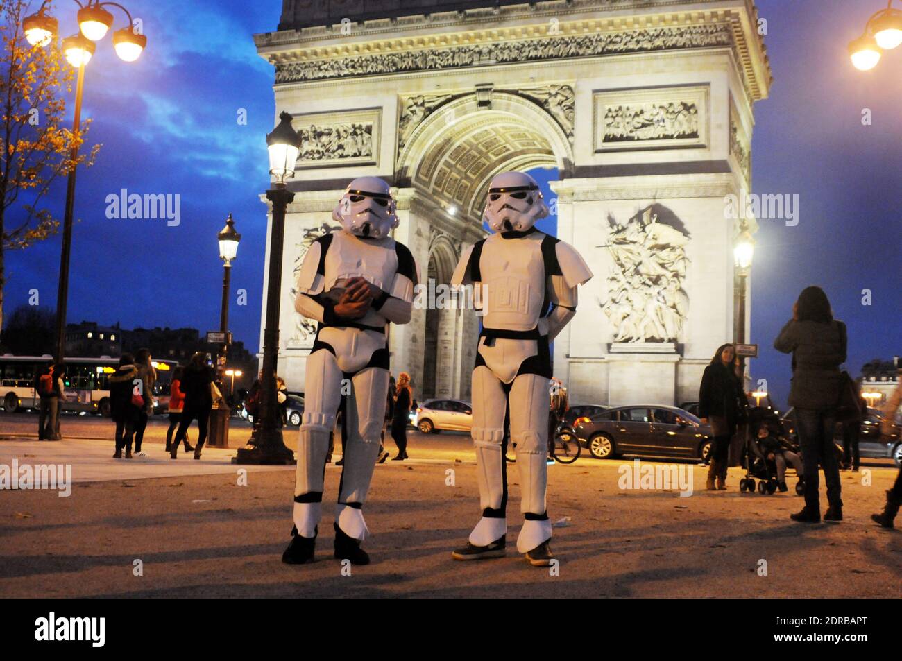 Storm Troopers patrouillent et prennent des selfies avec des passants sur les champs-Elysées à Paris, France, le 16 décembre 2015, pour promouvoir le dernier film Star Wars: The Force Awakens de la franchise. Photo d'Alain Apaydin/ABACAPRESS.COM Banque D'Images