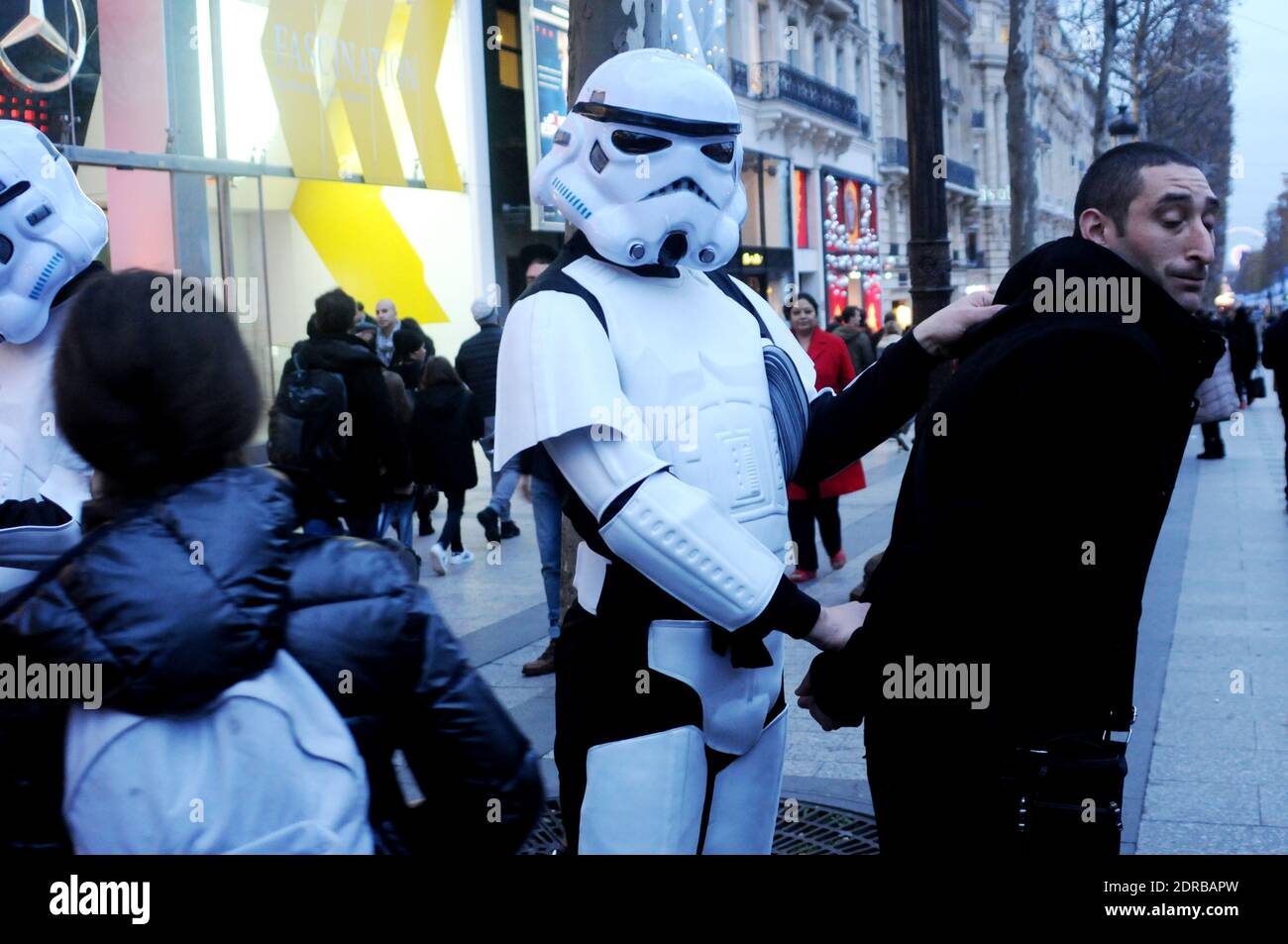 Storm Troopers patrouillent et prennent des selfies avec des passants sur les champs-Elysées à Paris, France, le 16 décembre 2015, pour promouvoir le dernier film Star Wars: The Force Awakens de la franchise. Photo d'Alain Apaydin/ABACAPRESS.COM Banque D'Images