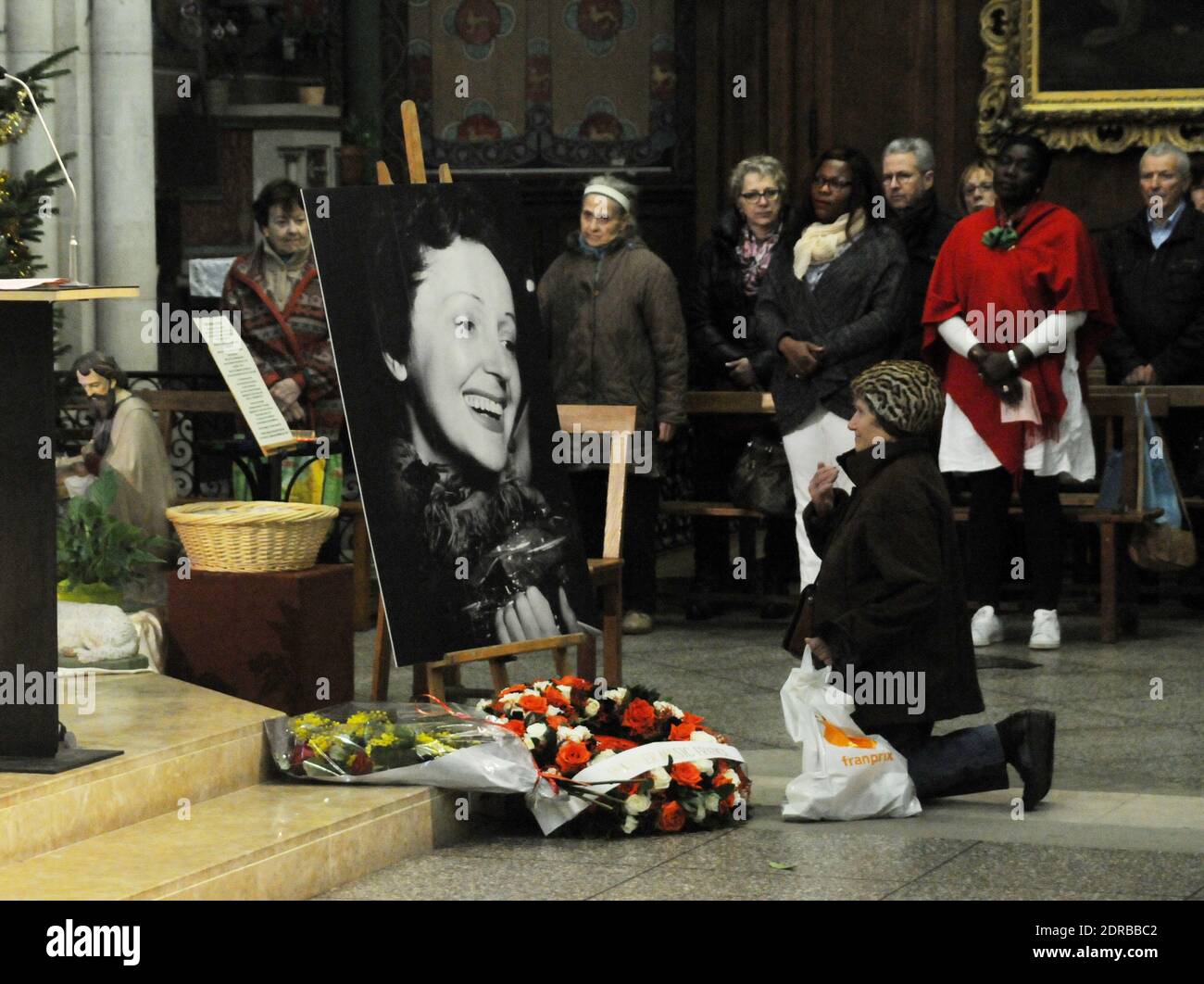 Personnes assistant à une messe et à un concert pour commémorer 100 ans la naissance de la chanteuse française Edith Piaf à l'église Saint Jean-Baptiste de Belleville à Paris, France, le 19 décembre 2015. Edith Piaf née le 1915 décembre. Photo d'Alain Apaydin/ABACAPRESS.COM Banque D'Images