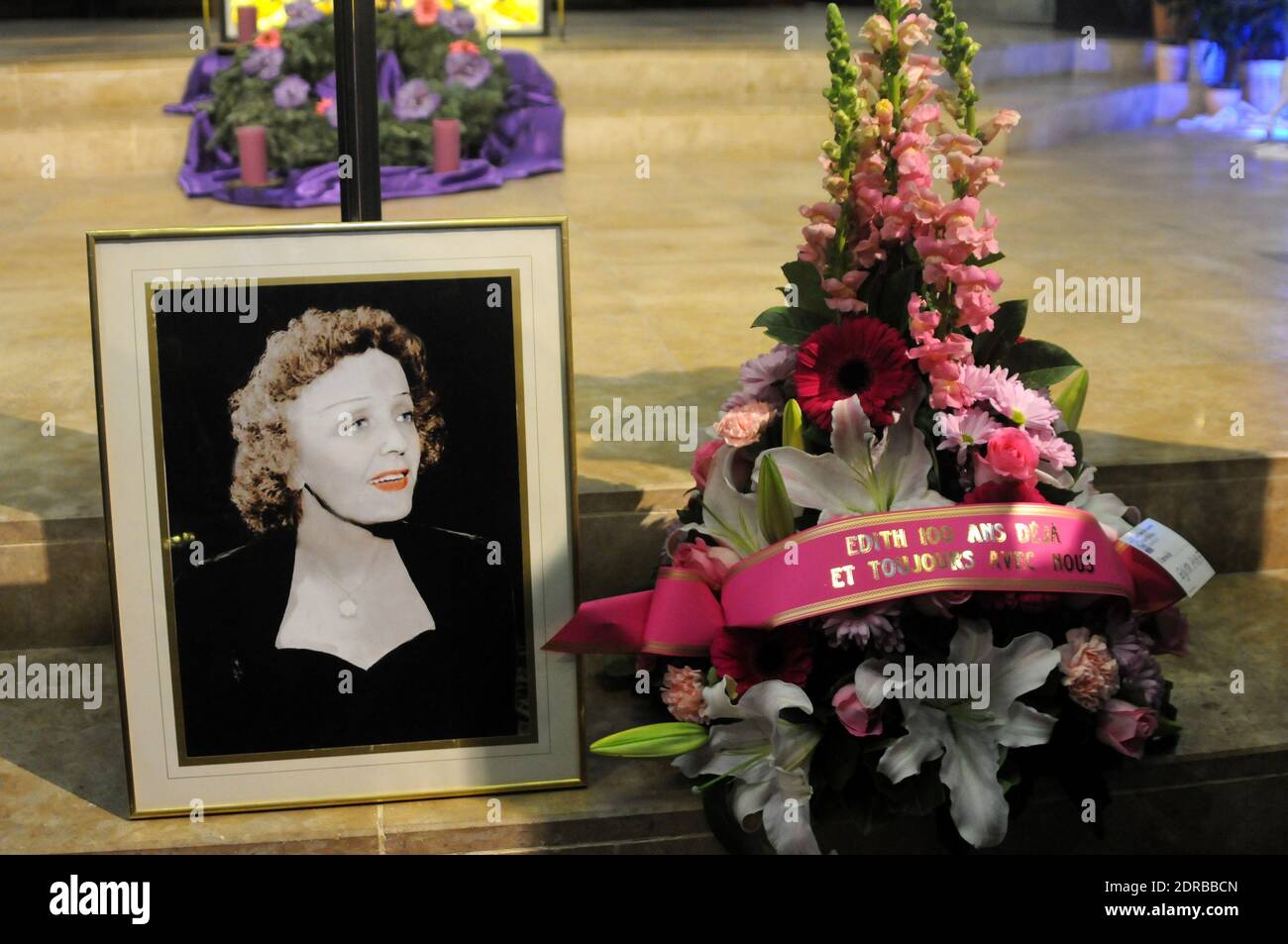 Personnes assistant à une messe et à un concert pour commémorer 100 ans la naissance de la chanteuse française Edith Piaf à l'église Saint Jean-Baptiste de Belleville à Paris, France, le 19 décembre 2015. Edith Piaf née le 1915 décembre. Photo d'Alain Apaydin/ABACAPRESS.COM Banque D'Images