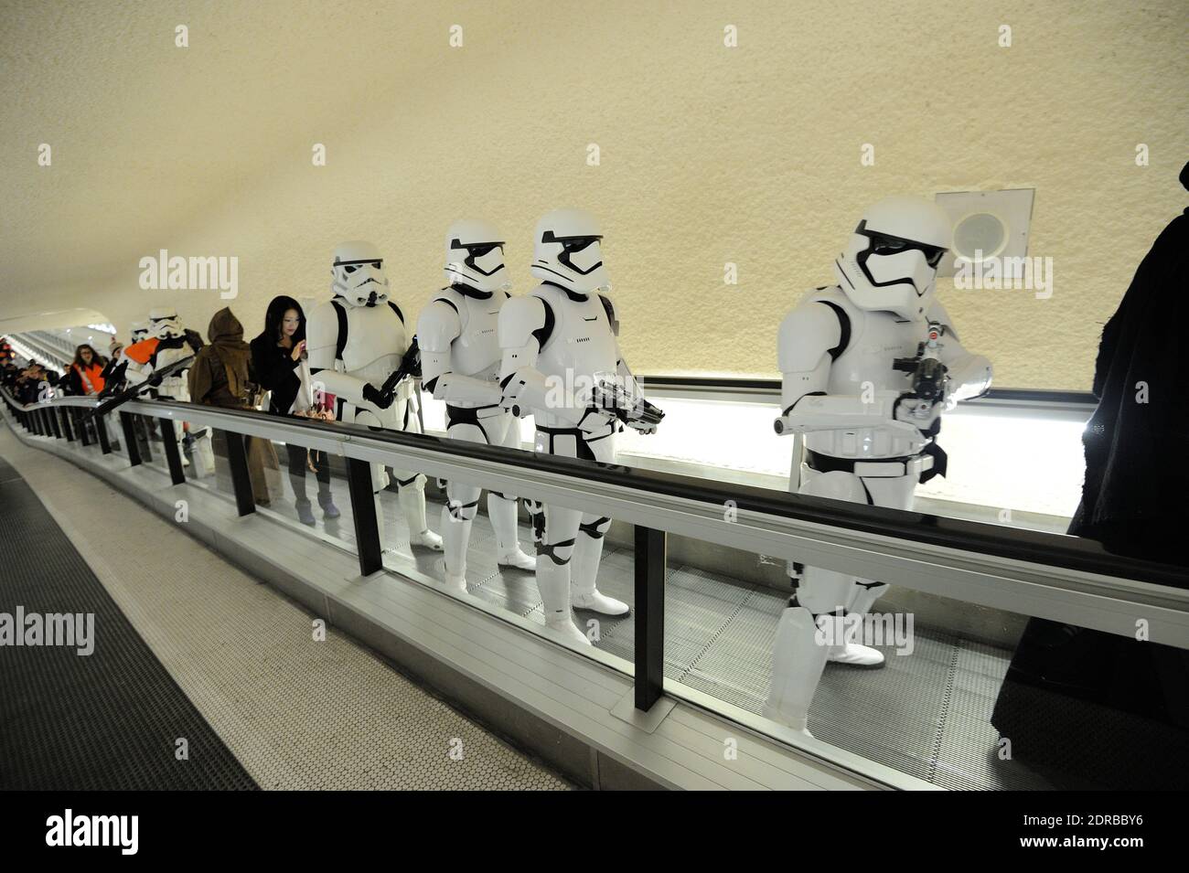 Arrivée du vol affrété à thème spécial R2-D2' ANA À l'aéroport Roissy-Charles de Gaulle à Roissy près de Paris, France, le 21 décembre 2015. ANA, la plus grande compagnie aérienne du Japon, a conçu trois avions sur le thème de Star Wars pour célébrer Star Wars: The Force Awakens. Le JET ANA R2-D2 est le premier avion au monde à présenter un personnage Star Wars à l'extérieur. Il est le fruit d'un accord entre ANA et Walt Disney Company (Japan) Ltd. Dévoilé pour la première fois au Star Wars Celebration à Anaheim, en Californie, au début de l'année. Le JET ANA R2-D2, un Boeing 787-9, a commencé son regula Banque D'Images