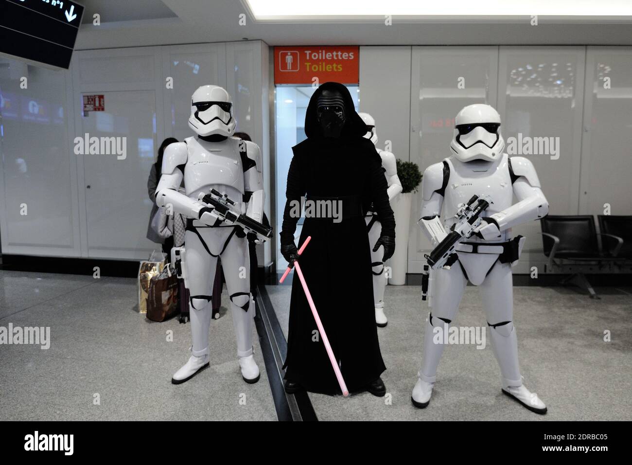 Arrivée du vol affrété à thème spécial R2-D2' ANA À l'aéroport Roissy-Charles de Gaulle à Roissy près de Paris, France, le 21 décembre 2015. ANA, la plus grande compagnie aérienne du Japon, a conçu trois avions sur le thème de Star Wars pour célébrer Star Wars: The Force Awakens. Le JET ANA R2-D2 est le premier avion au monde à présenter un personnage Star Wars à l'extérieur. Il est le fruit d'un accord entre ANA et Walt Disney Company (Japan) Ltd. Dévoilé pour la première fois au Star Wars Celebration à Anaheim, en Californie, au début de l'année. Le JET ANA R2-D2, un Boeing 787-9, a commencé son regula Banque D'Images