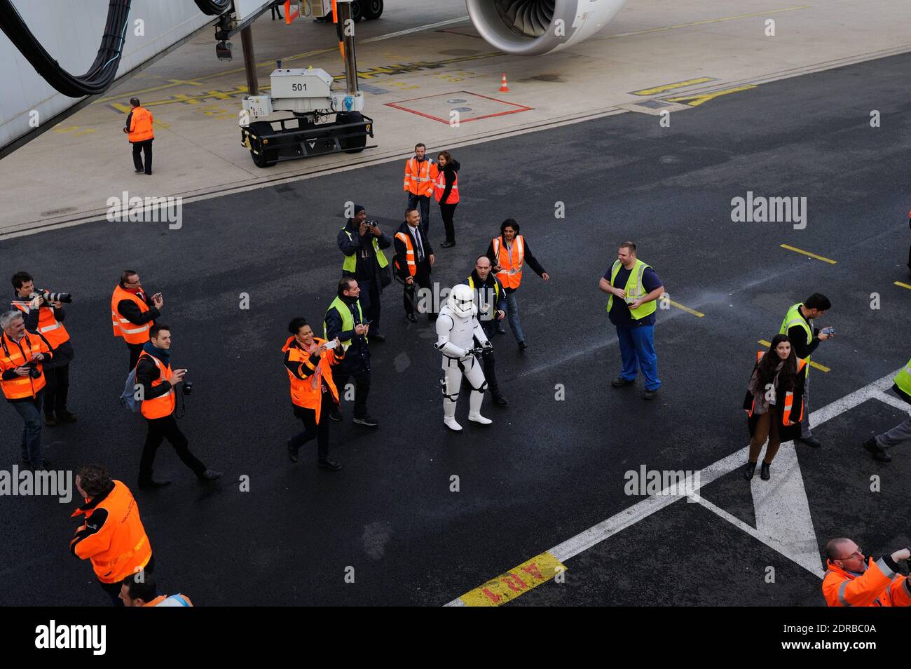 Arrivée du vol affrété à thème spécial R2-D2' ANA À l'aéroport Roissy-Charles de Gaulle à Roissy près de Paris, France, le 21 décembre 2015. ANA, la plus grande compagnie aérienne du Japon, a conçu trois avions sur le thème de Star Wars pour célébrer Star Wars: The Force Awakens. Le JET ANA R2-D2 est le premier avion au monde à présenter un personnage Star Wars à l'extérieur. Il est le fruit d'un accord entre ANA et Walt Disney Company (Japan) Ltd. Dévoilé pour la première fois au Star Wars Celebration à Anaheim, en Californie, au début de l'année. Le JET ANA R2-D2, un Boeing 787-9, a commencé son regula Banque D'Images