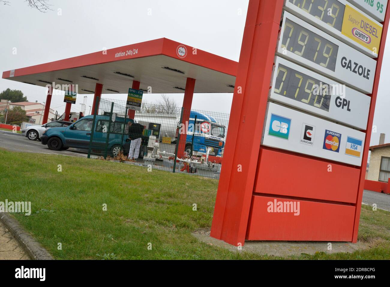 Un tableau des prix indique le prix du diesel de moins d'un euro dans une  station-service de Castelnaudary, France, le 31 décembre 2015. Le prix d'un  litre de diesel en France est