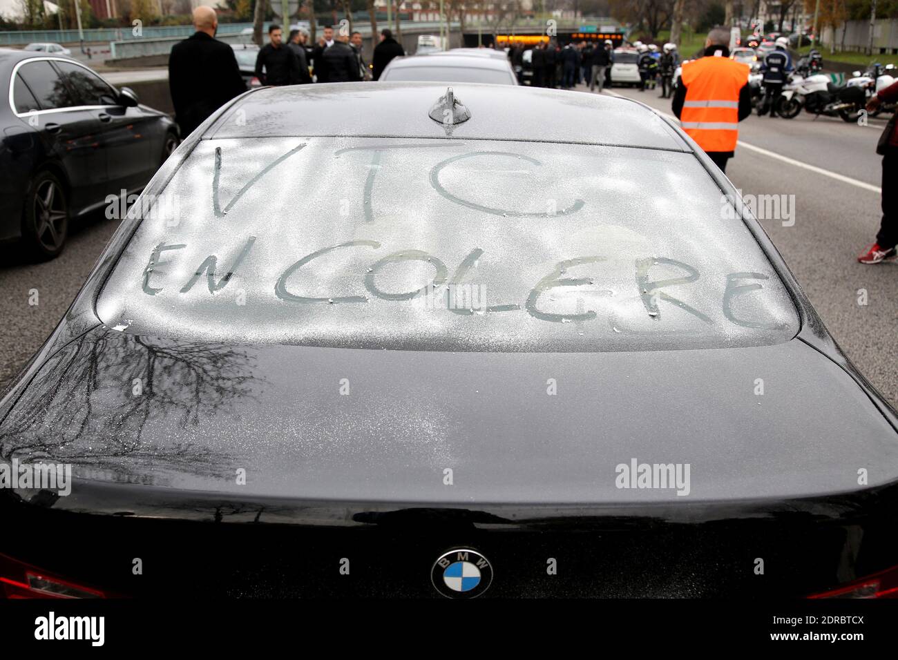 MANIFESTATION DE CHAUFFEURS VTC - DES OPÉRATIONS ESCARGOT PERTURBENT LE TRAFIC DEPUIS LES AEROPORTS VERS PARIS PORTE MAILLOT. DES CHAUFFEURS VTC EN GRÈVE POUR CONTRE-FAIRE CONTRE LES CONDITIONS DE TRAVAIL IMPOSEES PAR LES EDITEURS D'APPLICATION COMME UBER OU CHAUFFEUR PRIVE. Photo de Nasser Berzane/ABACAPRESS.COM Banque D'Images