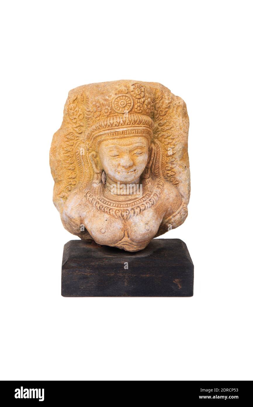 Petite statue de l'apsara sur une base en bois pour la décoration d'intérieur sur fond blanc. Banque D'Images