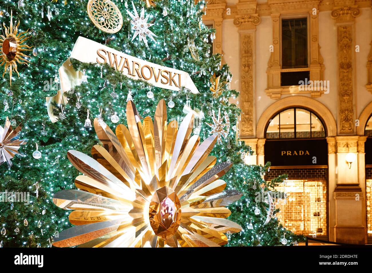 Milan, Italie - 15 décembre 2020 : arbre de Noël numérique Swarovski 2020  au centre de la galerie Vittorio Emanuele II en face de la boutique  Swarovski Photo Stock - Alamy
