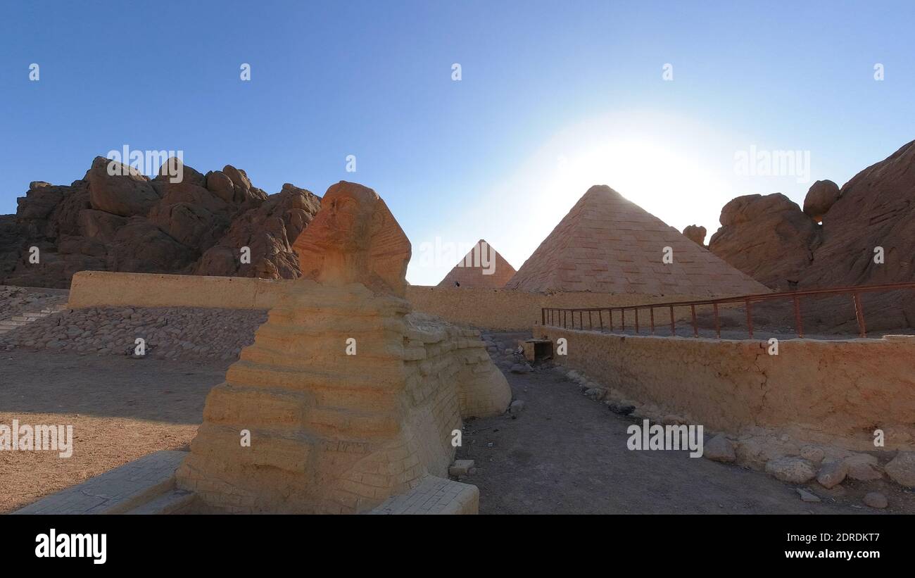 Faux sphinx et pyramide égyptienne dans le village bédouin Banque D'Images