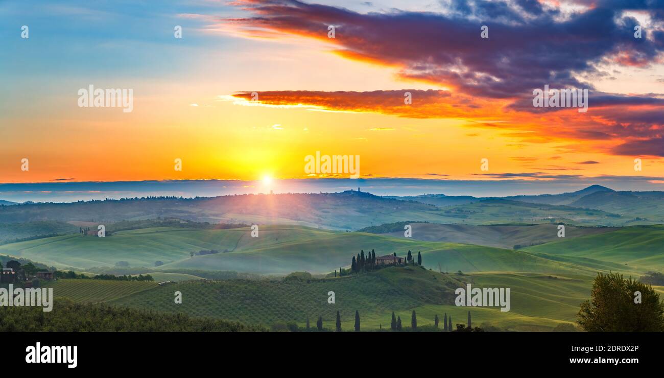 Magnifique paysage de toscane au lever du soleil Banque D'Images