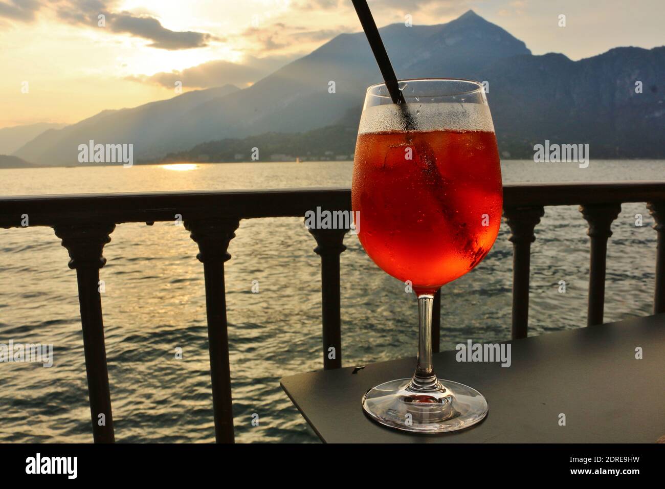 Profitez d'un apéritif rafraîchissant au coucher du soleil sur le lac de Côme. Banque D'Images