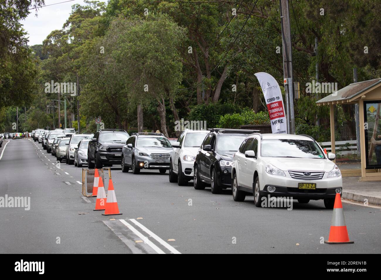 Les voitures attendent dans la ligne pour Covid 19 conduire à travers la clinique d'essai à Avalon Beach , une clinique pop up Covid après l'épidémie à Avalon, Sydney, Australie Banque D'Images