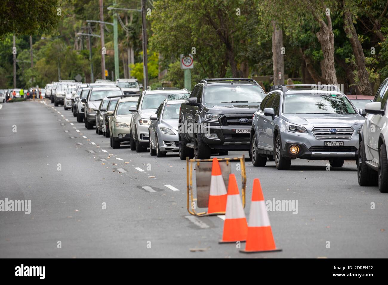 Les voitures attendent dans la ligne pour Covid 19 conduire à travers la clinique d'essai à Avalon Beach , une clinique pop up Covid après l'épidémie à Avalon, Sydney, Australie Banque D'Images