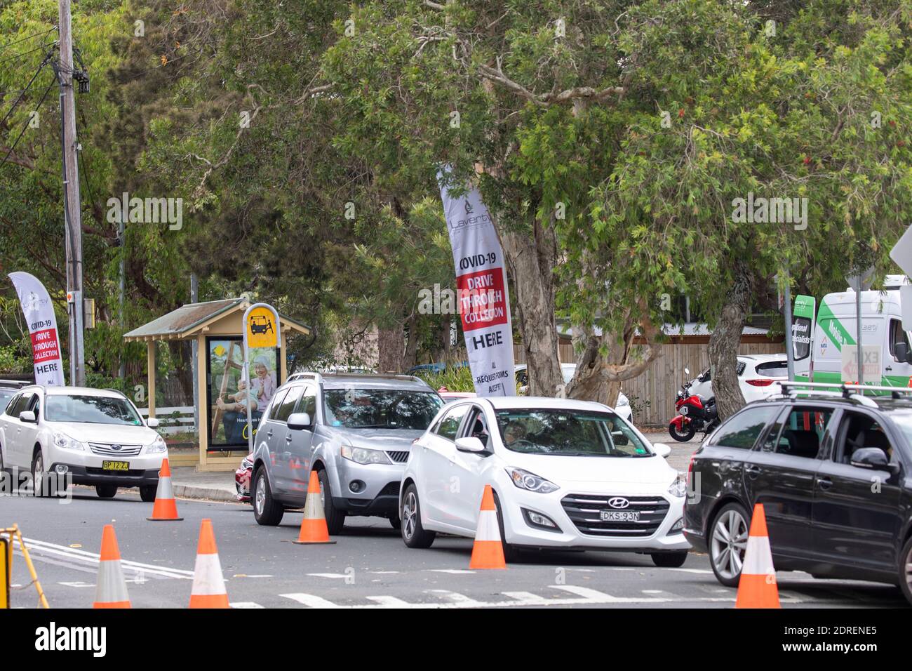 Les voitures attendent dans la ligne pour Covid 19 conduire à travers la clinique d'essai à Avalon Beach , une clinique pop up Covid après l'épidémie à Avalon, Sydney, Australie Banque D'Images