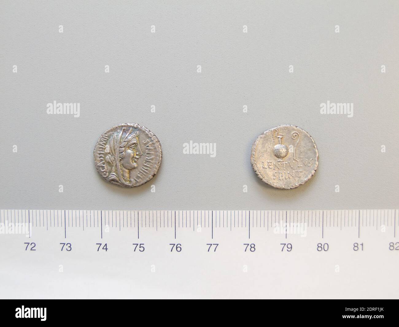 Menthe: Menthe en mouvement, magistrat: L. Cornelius Lentulus Spinther, magistrat: C. Cassius Longinus, Denarius de menthe en mouvement, 43–42 av. J.-C., argent, 3.95 g, 6:00, 19 mm, fait en menthe en mouvement, romain, 1er siècle av. J.-C., numismatique Banque D'Images