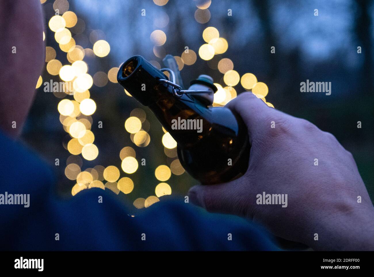Remscheid, Allemagne. 30 novembre 2020. Un homme tient une bouteille de bière dans sa main (scène posée). En Rhénanie-du-Nord-Westphalie, les réunions de groupe étaient presque universellement possibles, puisque, selon le paragraphe 7 de l'ordonnance sur la protection de Corona, les offres d'auto-assistance appartiennent aux "autres offres d'éducation parascolaires". Néanmoins, les groupes d'auto-assistance de toxicomanie ont également utilisé et utilisent encore d'autres moyens de communication dans de nombreux endroits. Du téléphone, aux groupes de type « whats-App », aux chats ou aux visioconférences. (À dpa 'addiction self-help de plus en plus de crédit: dpa/Alay Live News Banque D'Images