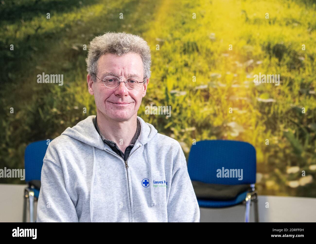 30 novembre 2020, Rhénanie-du-Nord-Westphalie, Remscheid: Michael Buchner, chef de groupe Blaues Kreuz Deutschland e.V., siège dans la salle de réunion du groupe de Remscheid. En Rhénanie-du-Nord-Westphalie, les réunions de groupe étaient presque universellement possibles, puisque, selon le paragraphe 7 de l'ordonnance sur la protection de Corona, les offres d'auto-assistance appartiennent aux "autres offres d'éducation parascolaires". Néanmoins, les groupes d'auto-assistance de toxicomanie ont également utilisé et utilisent encore d'autres moyens de communication dans de nombreux endroits. Du téléphone, aux groupes de type « whats-App », aux chats ou aux visioconférences Banque D'Images