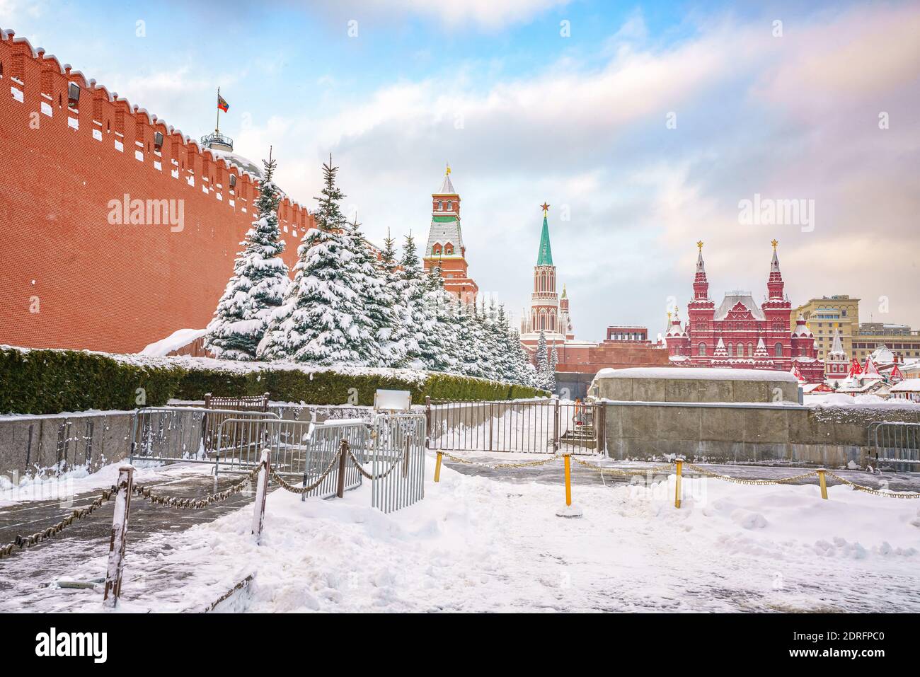 Vue sur la place rouge et le kremlin à Moscou, par un hiver enneigé, en Russie Banque D'Images