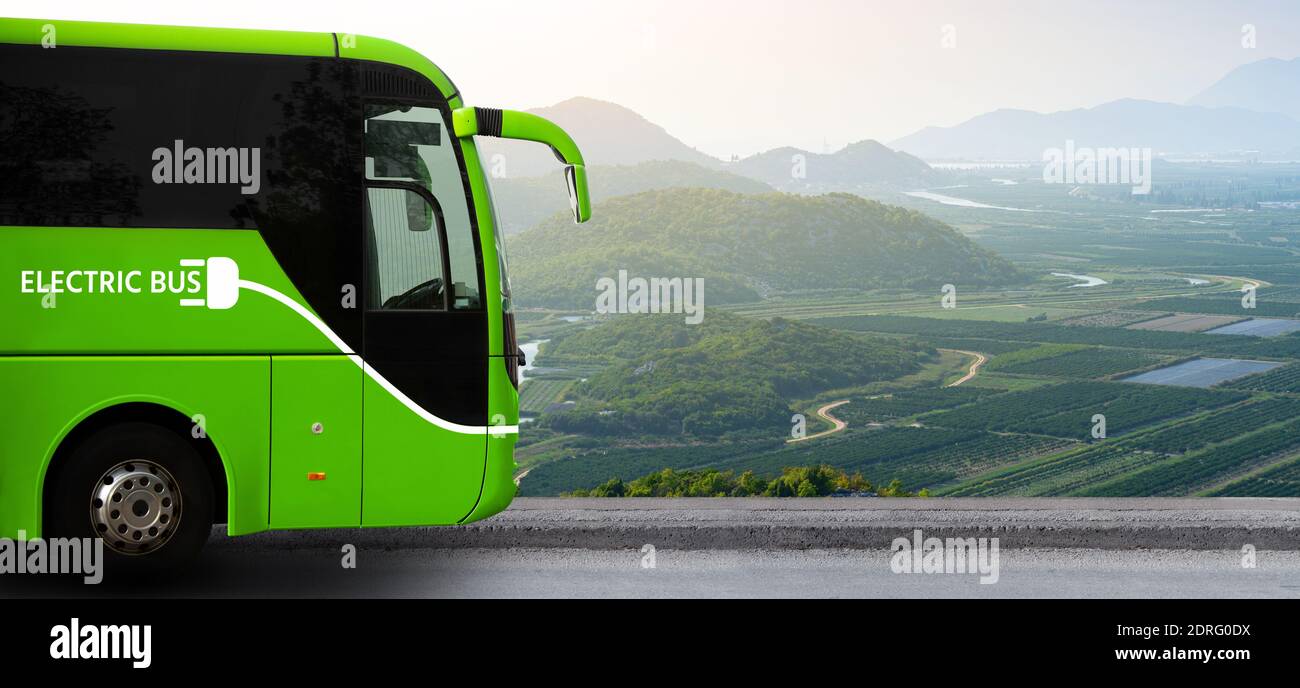 Bus touristique électrique en face de la vallée de la montagne Banque D'Images