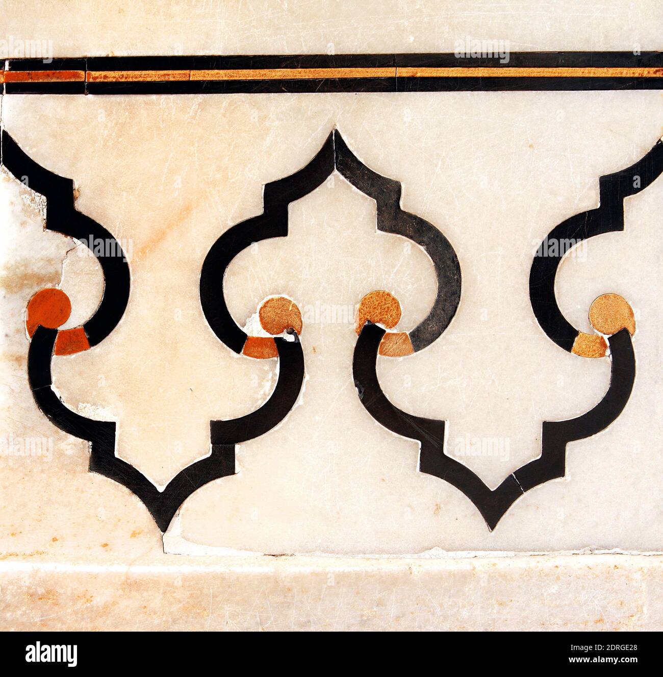 Détail de l'ancienne décoration géométrique en marbre. Mosaïque ancienne sur marbre à Taj Mahal, Inde Banque D'Images