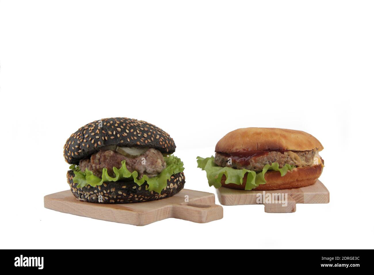 deux hamburgers sur des tables de découpe en bois isolées sur fond blanc plat. L'image contient de l'espace de copie Banque D'Images