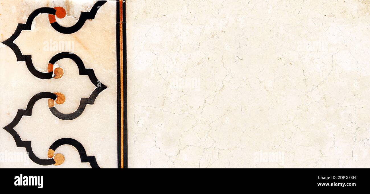 Bannière horizontale ou verticale avec ornement géométrique en marbre ancien. Mosaïque ancienne sur marbre à Taj Mahal, Inde. Modèle de maquette. Copier l'espace pour Banque D'Images