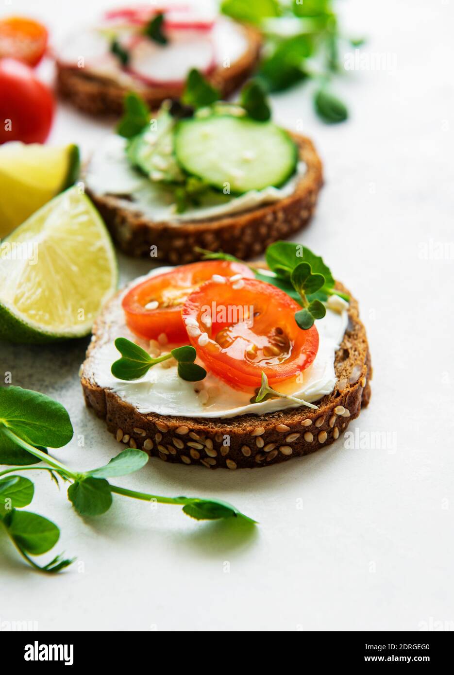 Sandwiches avec des légumes sains et des micro verts sur un blanc arrière-plan Banque D'Images