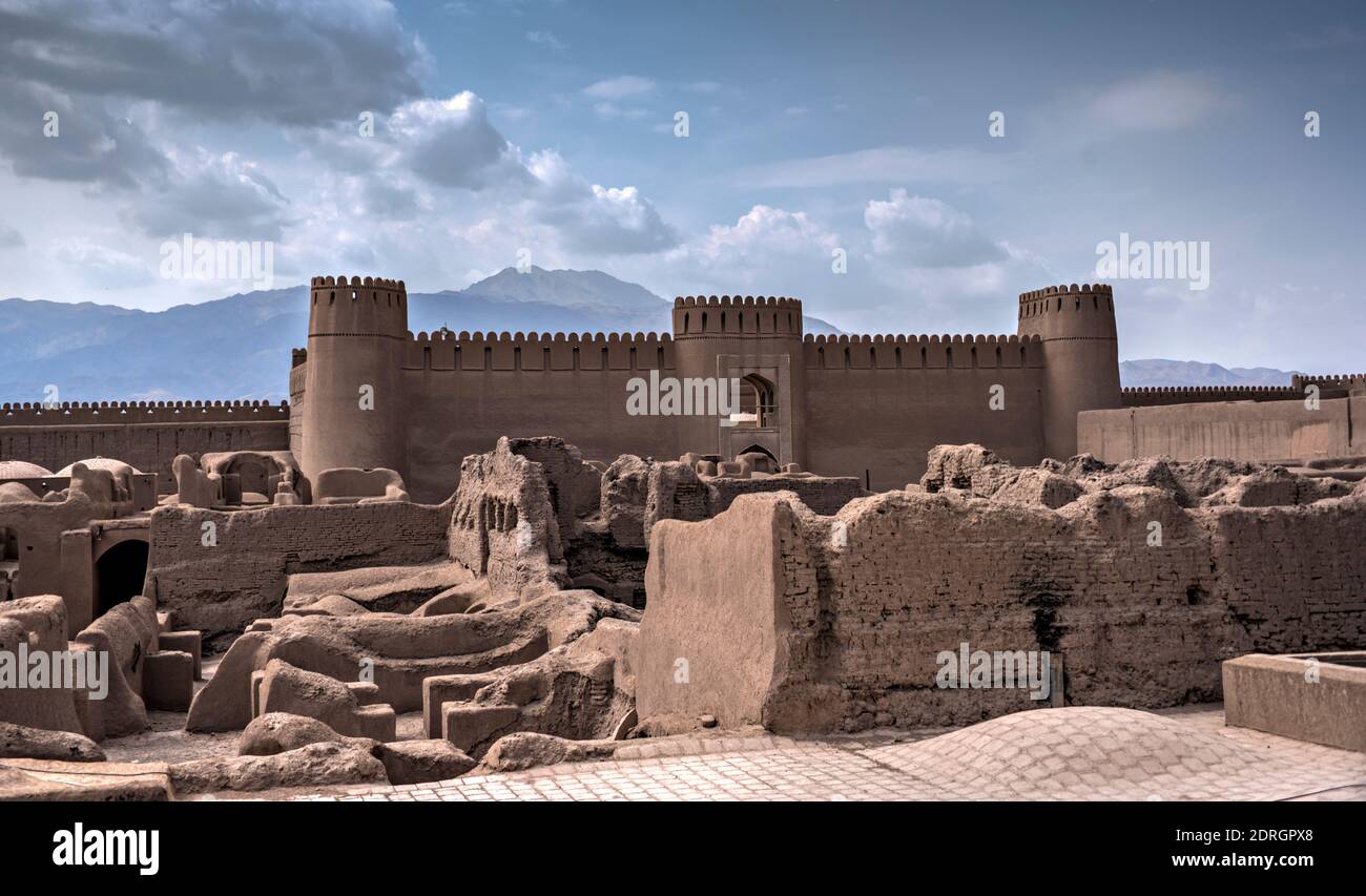 Vue sur le château de Rayen, citadelle d'adobe abandonnée dans la périphérie du désert autour de Kerman, Iran. Banque D'Images