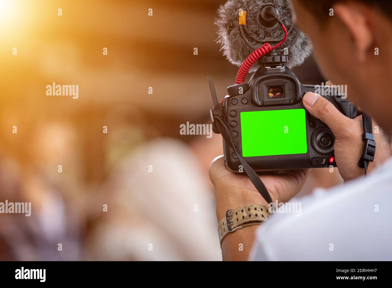 Créateur de contenu blogueur derrière la caméra portable filmée Banque D'Images