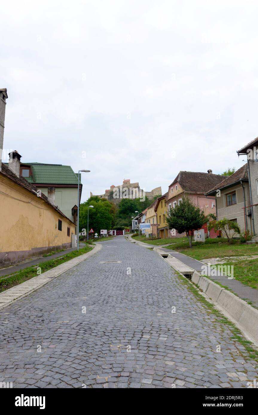 Belle rue pavée étroite dans le village de Rupea, en Roumanie Banque D'Images