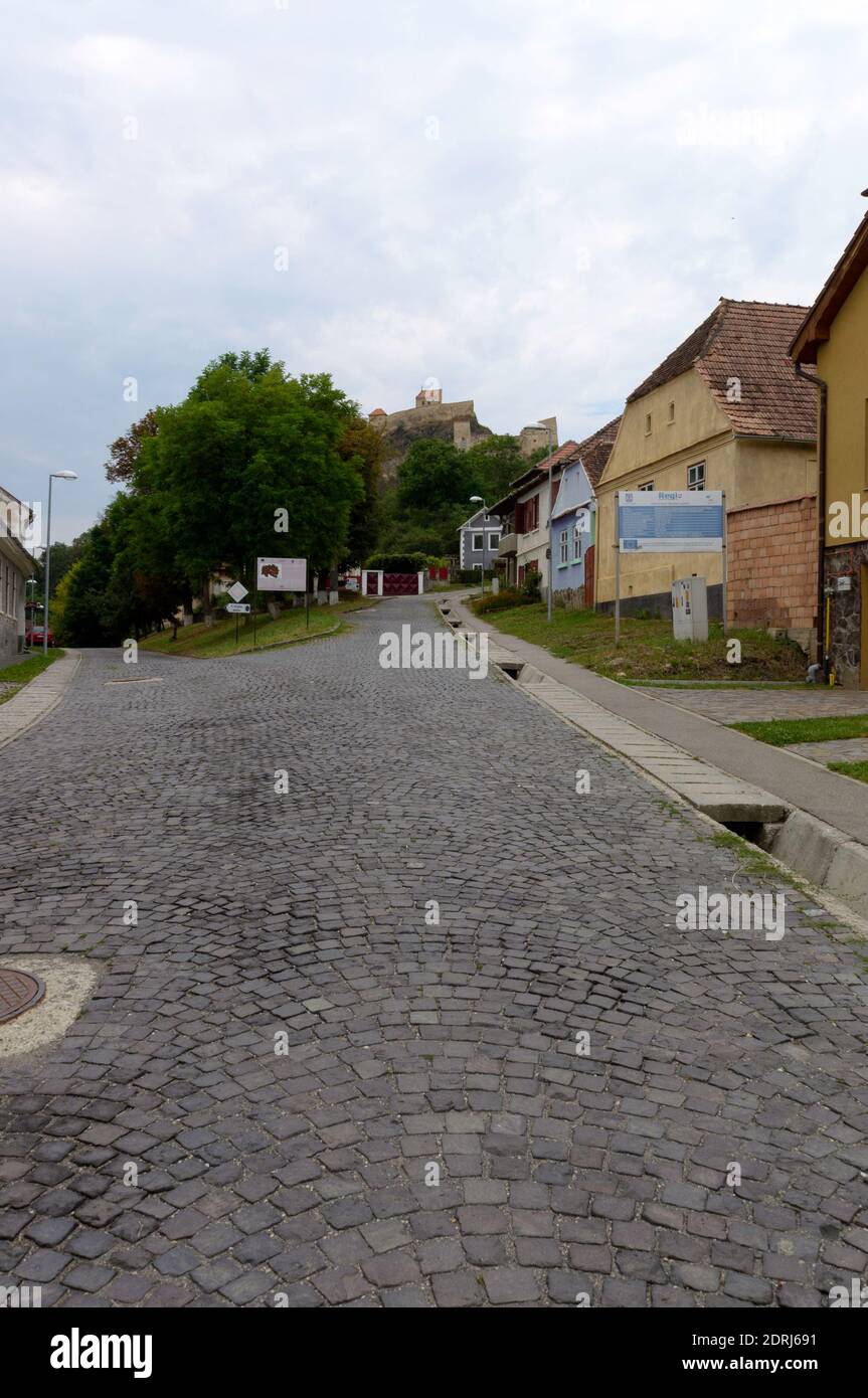 Rue qui mène à la Citadelle de Rupea en Roumanie Banque D'Images