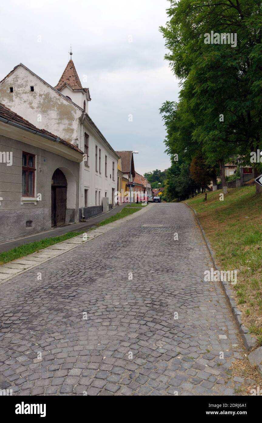 La route vers la Citadelle de Rupea à travers le beau village traditionnel, la Roumanie Banque D'Images