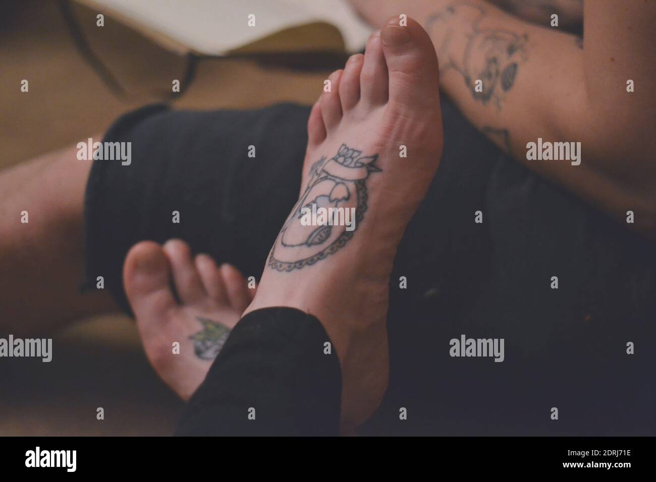 La Section Basse De Femme Avec Tatouage Sur Pieds Photo Stock Alamy
