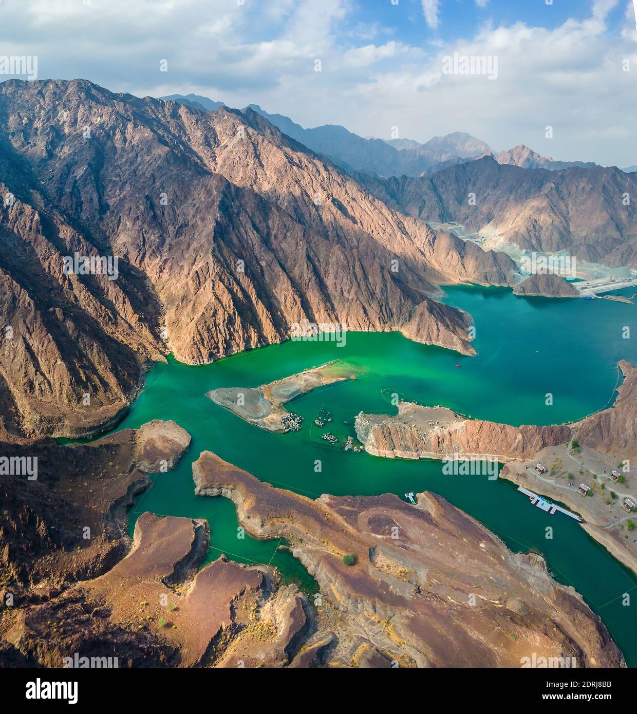 Lac Hatta Dam dans la région de l'enclave des montagnes de Dubaï, vue aérienne des Émirats arabes Unis Banque D'Images