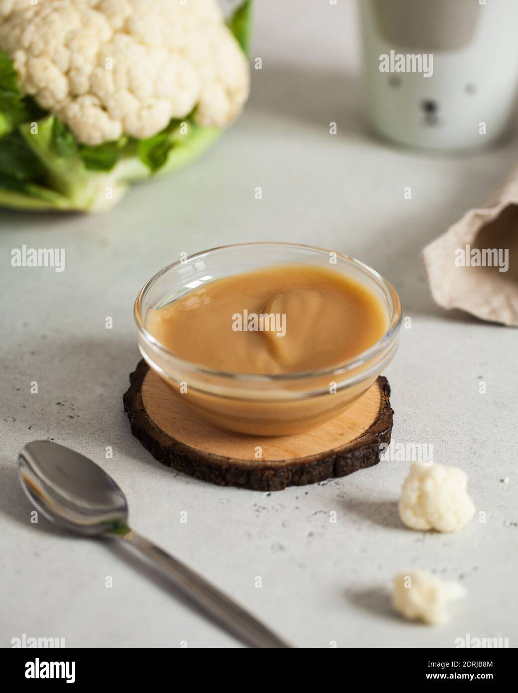 Puree De Bebe Dans Une Assiette De Chou Fleur Avec Une Cuillere A Cote De Chou Fleur Frais Presentation Concept De La Nourriture Pour Bebes Premiere Alimentation Photo Stock Alamy