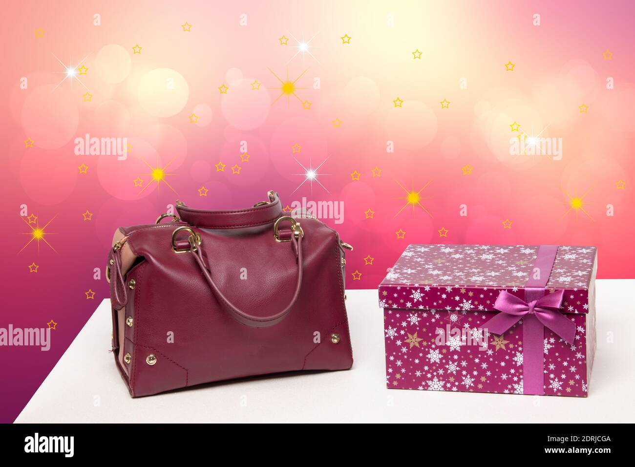 Modèle pour les soldes de noël. Sac à main en cuir de luxe et élégant pour  femmes et boîte cadeau sur table sur fond abstrait festif . Publicité fashi  Photo Stock - Alamy