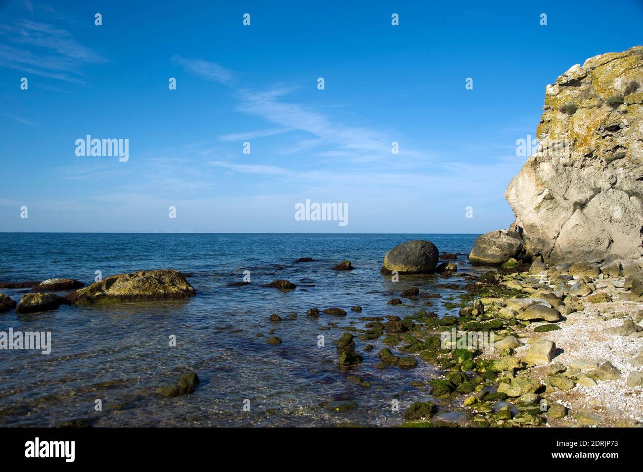 Une baie pittoresque entourée de rochers sur la mer d'Azov. Banque D'Images