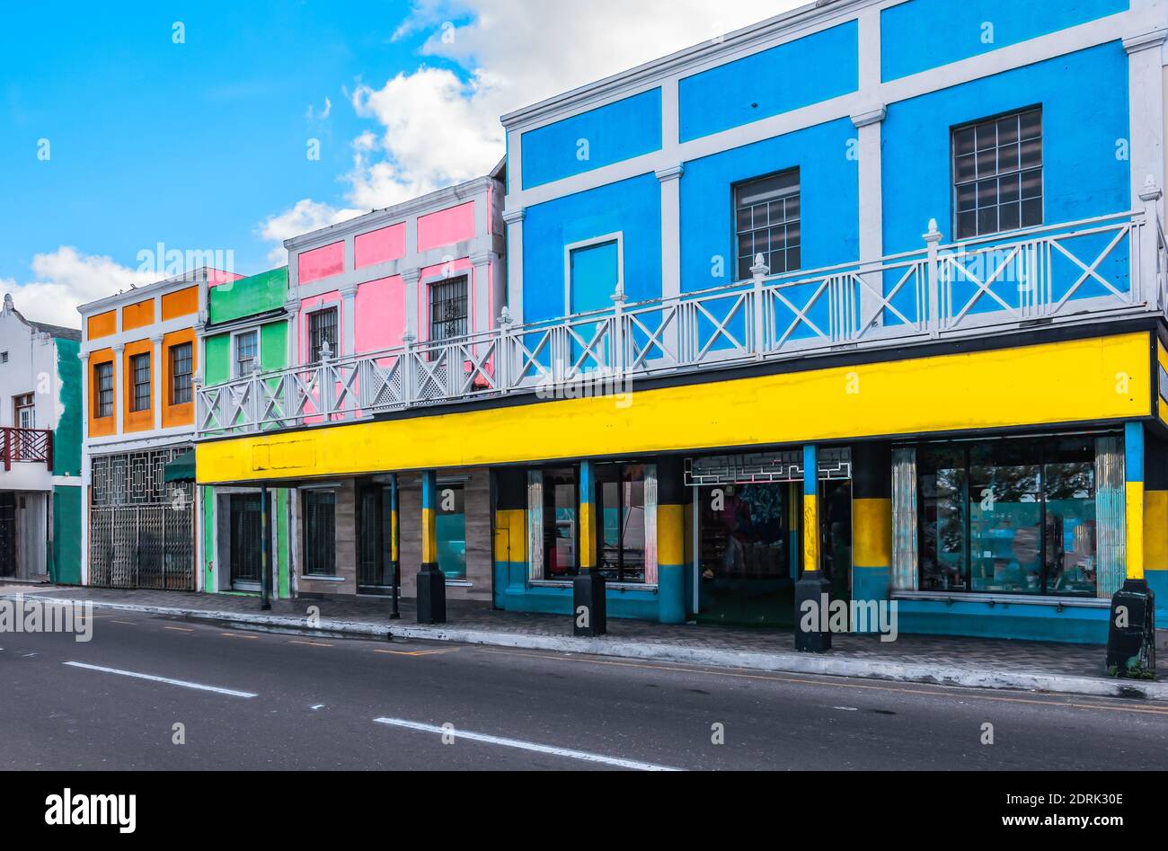 Bâtiments colorés dans une rue commerçante de la capitale de Nassau, aux Bahamas. Banque D'Images