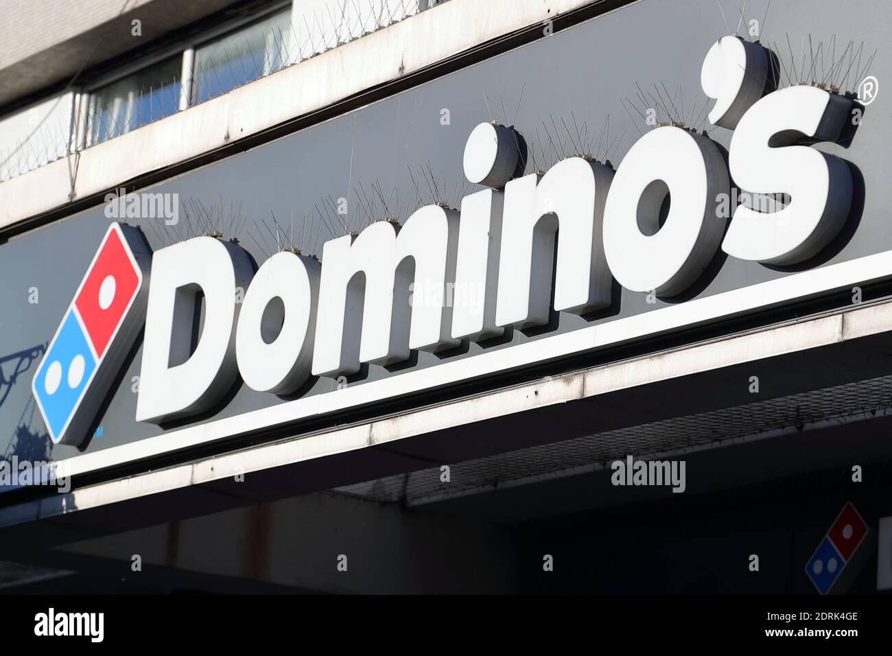 Logo Domino's au-dessus d'une pizza à emporter à Wokingham, Berkshire, Royaume-Uni Banque D'Images