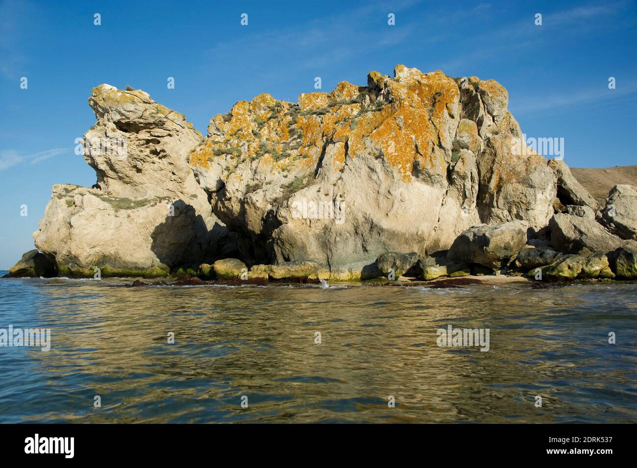 Une baie pittoresque entourée de rochers sur la mer d'Azov. Banque D'Images