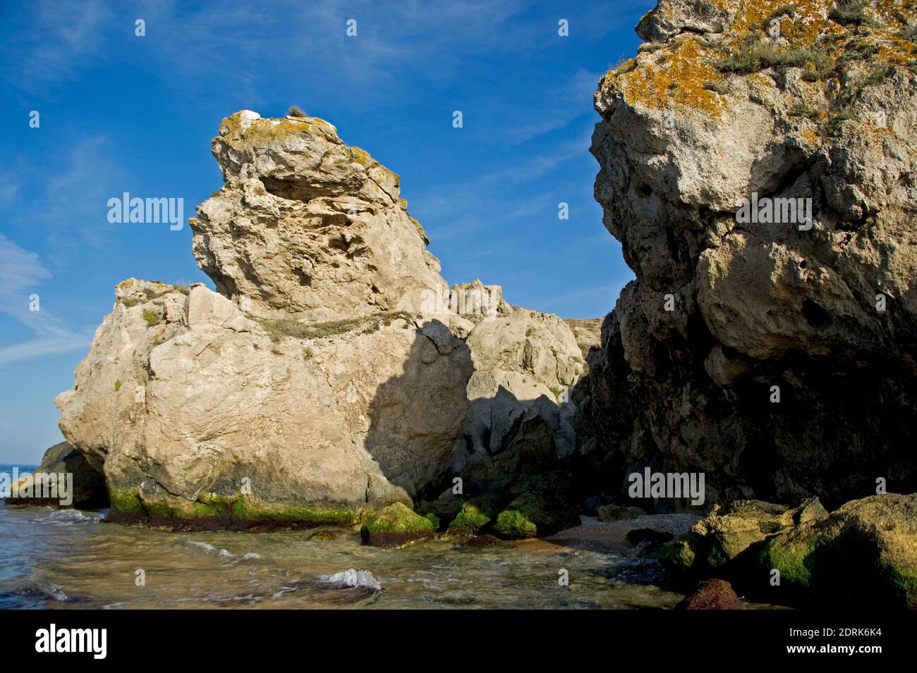 Des grottes lunaires forment des rochers sur les rives de la mer d'Azov. Banque D'Images