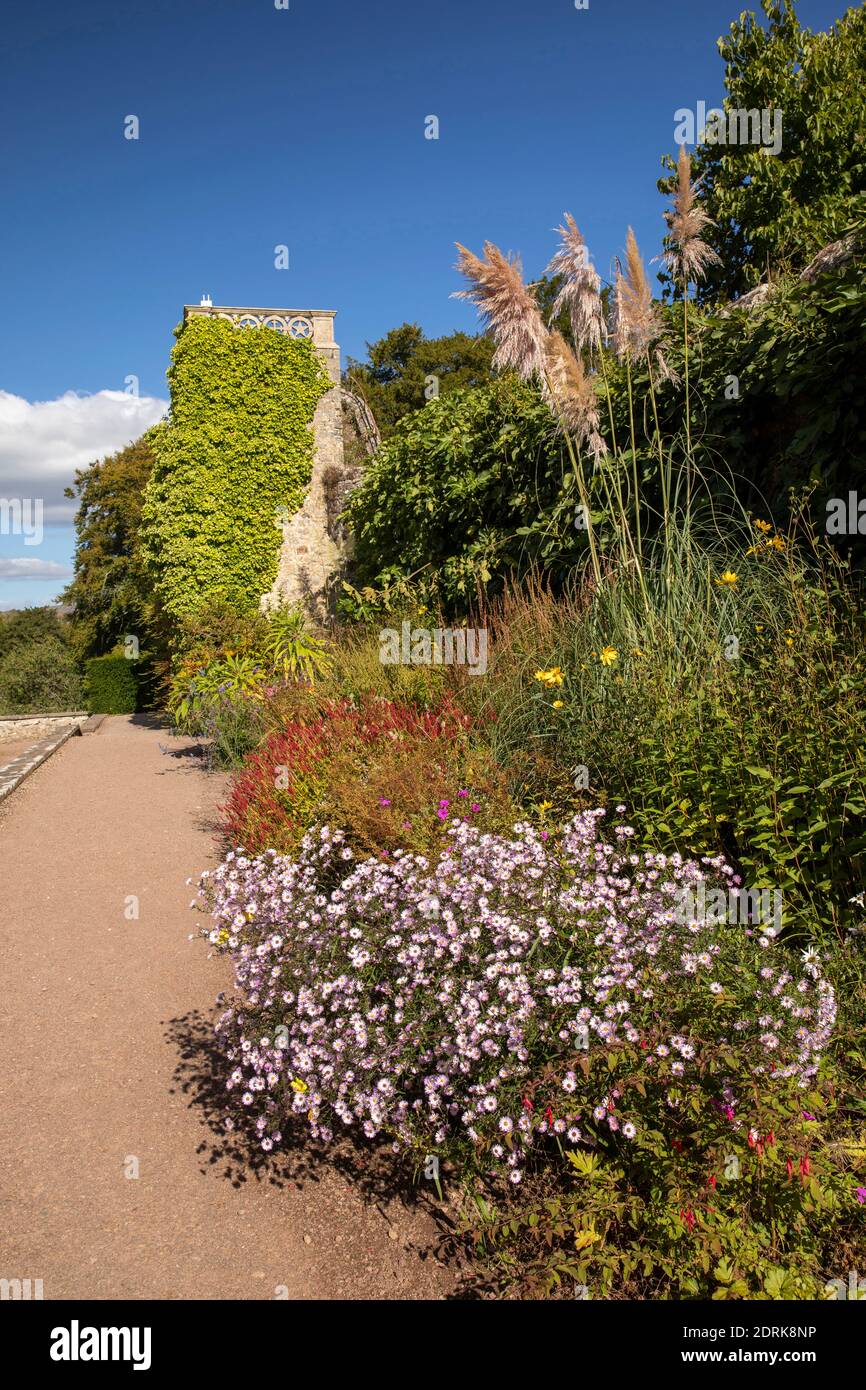 Royaume-Uni, pays de Galles, Cardiff, St Fagans, Musée national d'histoire, jardins formels de château, plantation florale sur terrasse Banque D'Images