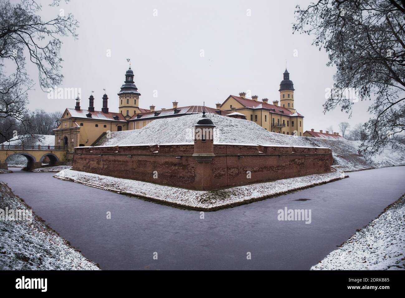 Château historique, patrimoine culturel de la Biélorussie - château de Nesvizh en hiver. Banque D'Images